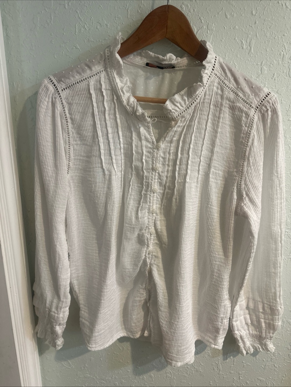 Womenโs Quince Organic White Cotton Ruffle Collar Textured with Buttons Size L